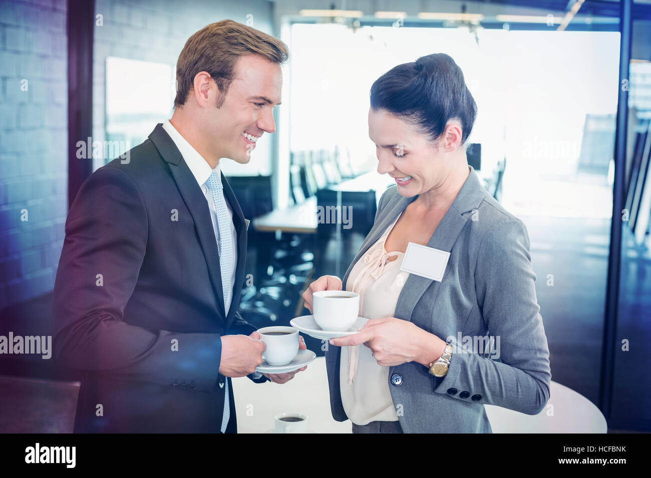 Imprenditore e imprenditrice avente tè durante breaktime Foto Stock