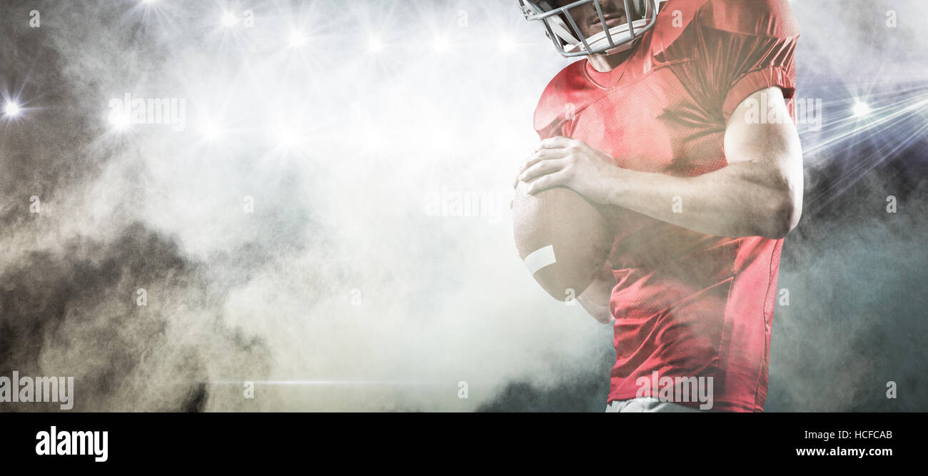 Immagine composita del giocatore di football americano in maglia rossa lancia la palla Foto Stock