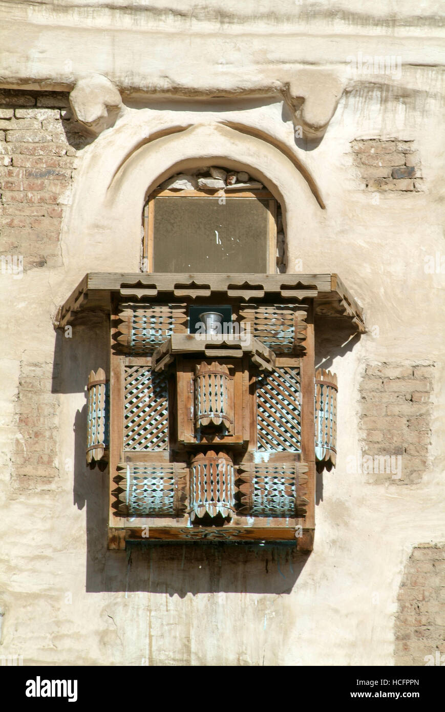 In legno a traliccio di un balcone enclosure in un tradizionale edificio arabo della vecchia Sana nello Yemen Foto Stock