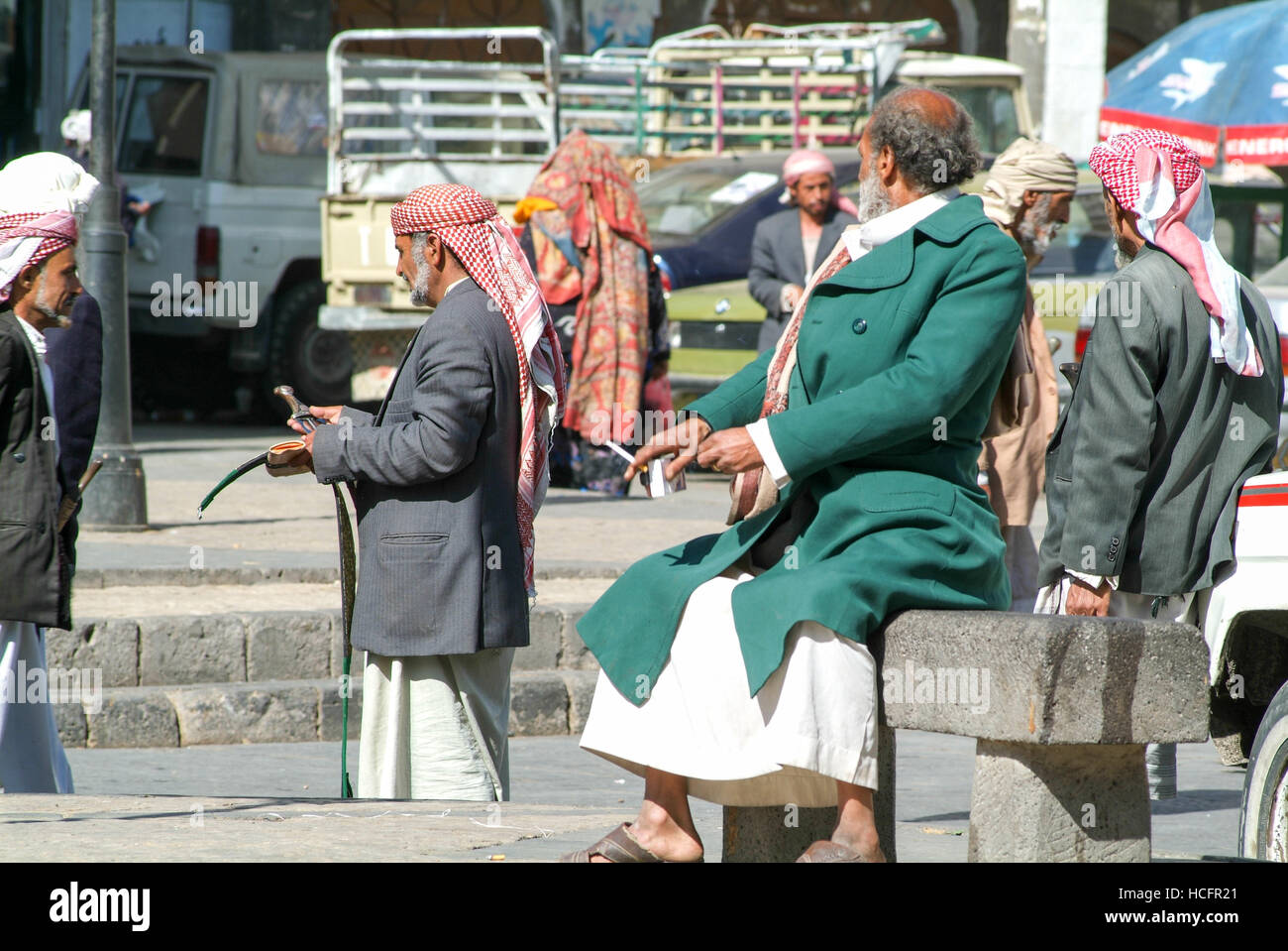 Sana, Yemen - 19 Gennaio 2008: le persone in conversazione sulla piazza principale della vecchia Sana nello Yemen Foto Stock