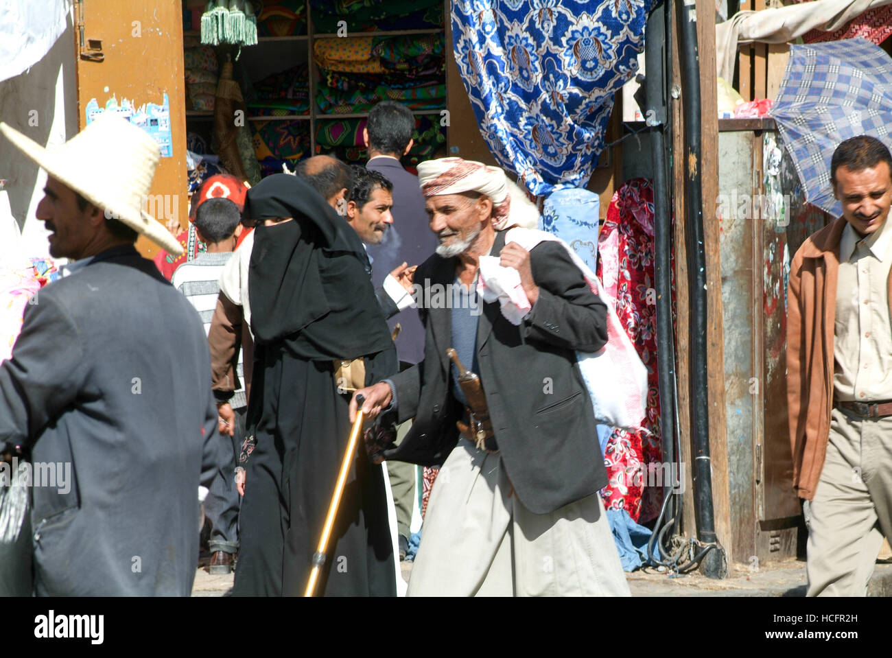 Sana, Yemen - 19 Gennaio 2008: le persone in conversazione sulla piazza principale della vecchia Sana nello Yemen Foto Stock