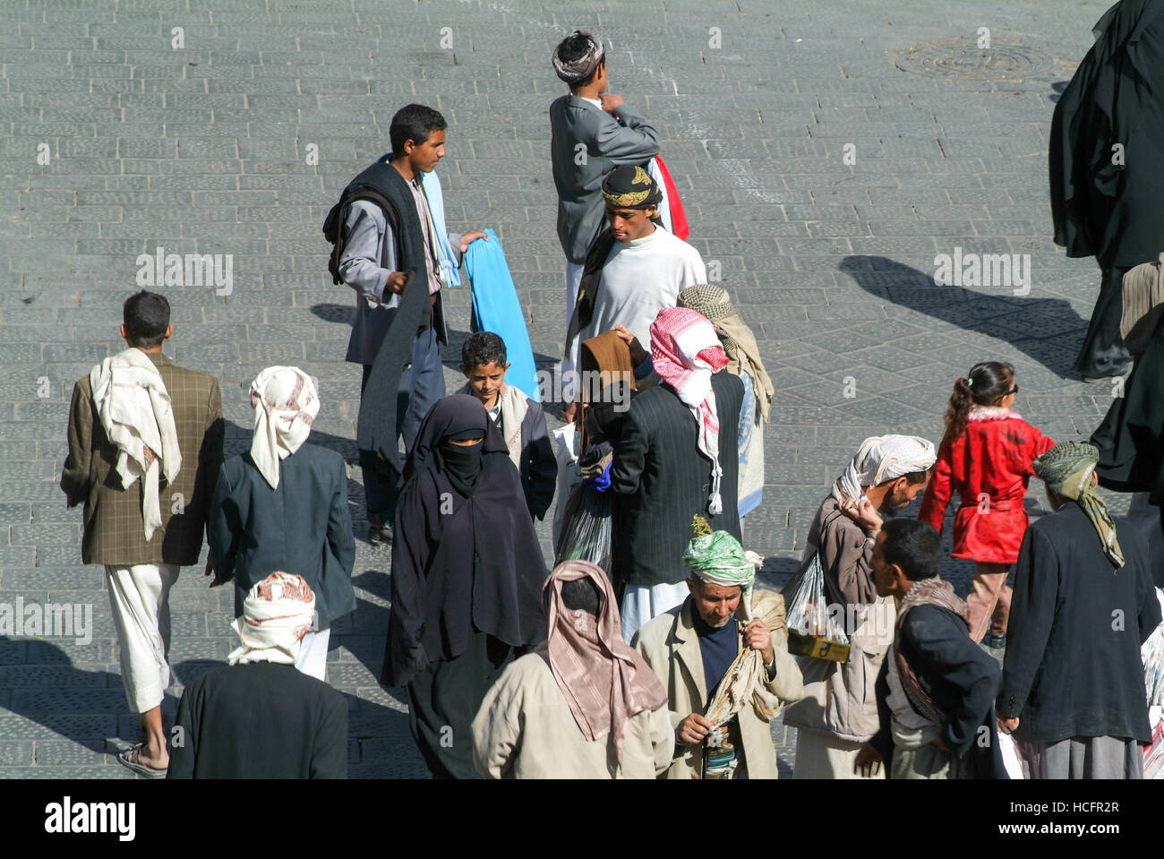 Sana, Yemen - 19 Gennaio 2008: le persone in conversazione sulla piazza principale della vecchia Sana nello Yemen Foto Stock