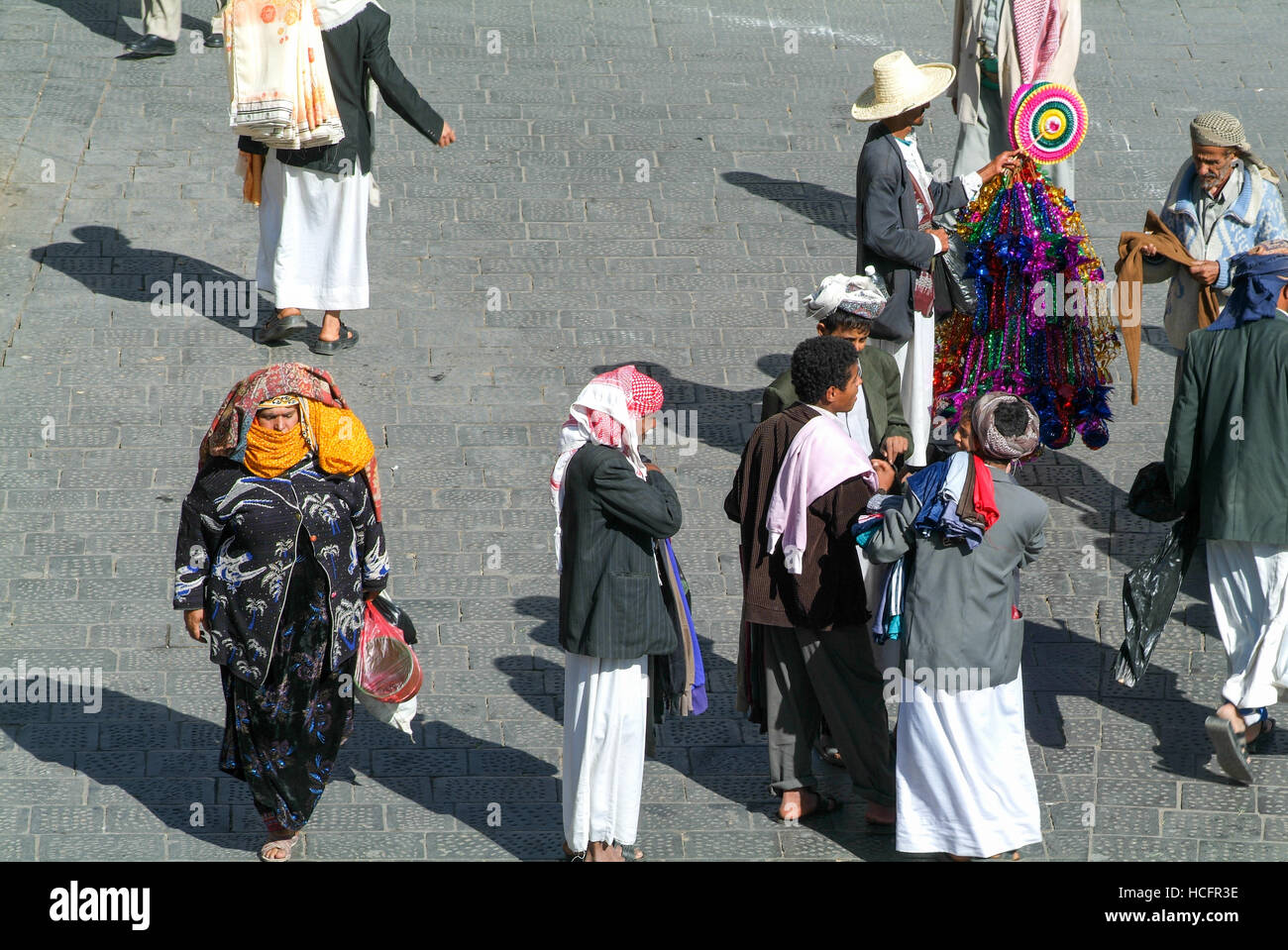 Sana, Yemen - 19 Gennaio 2008: le persone in conversazione sulla piazza principale della vecchia Sana nello Yemen Foto Stock