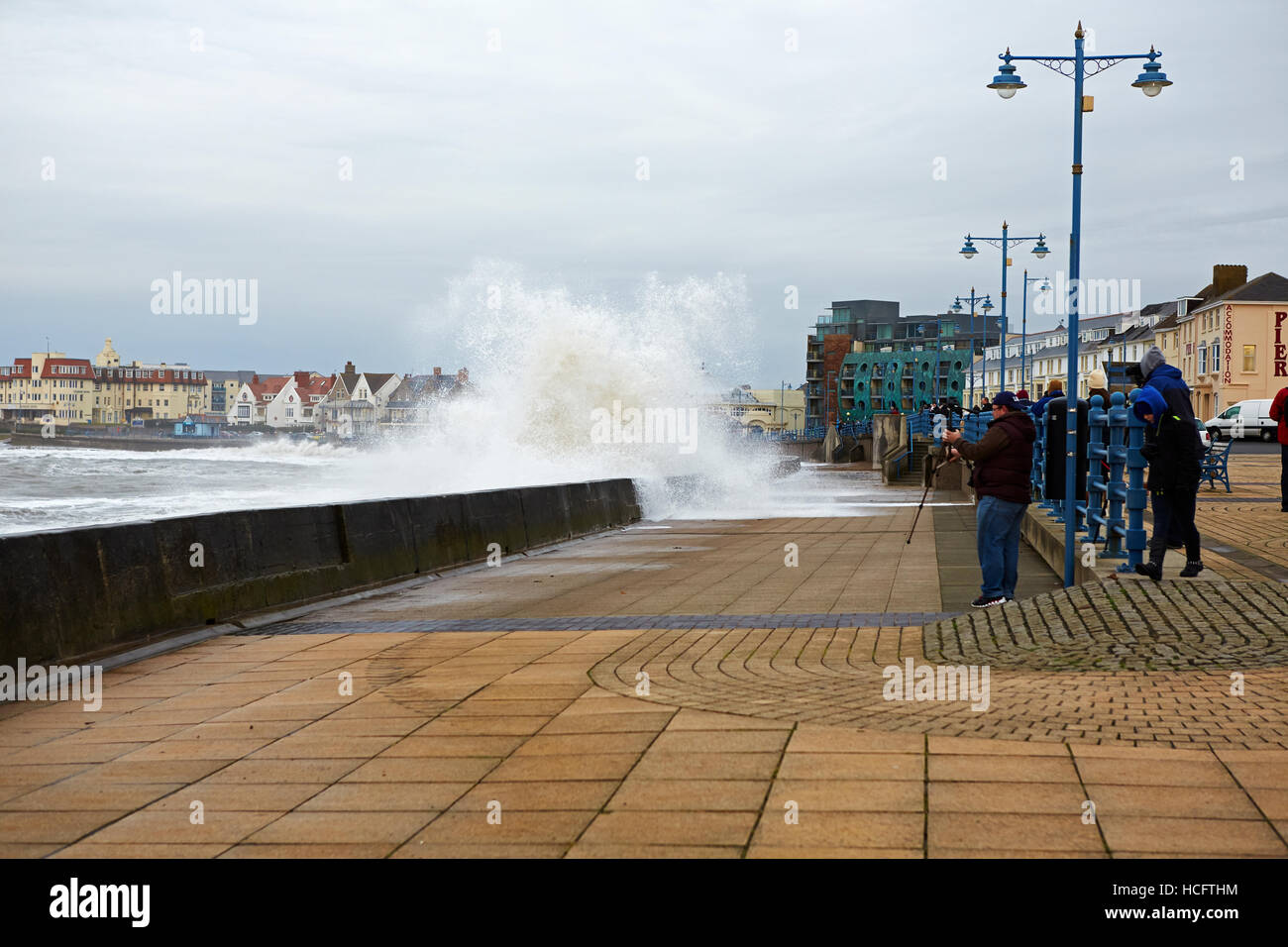 Onde che si infrangono sulla parete del mare Porthcawl, Wales, Regno Unito Foto Stock