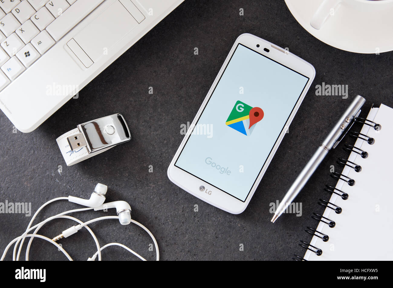 WROCLAW, Polonia - Dicembre 06th, 2016: LG K10 con applicazione Google Maps posa sulla scrivania. Foto Stock