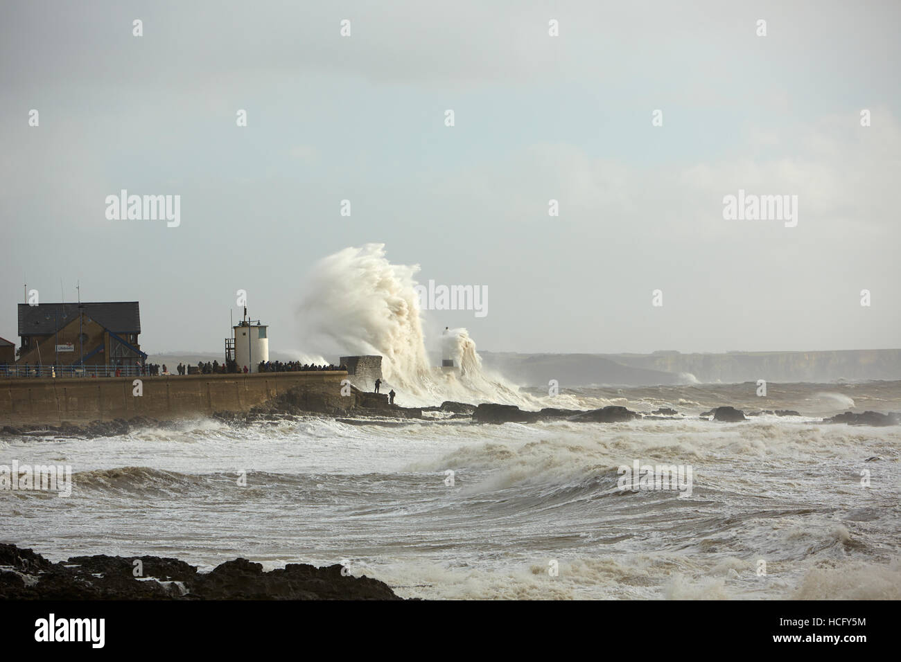 Tempesta le onde che si infrangono sulle Porthcawl Harbour parete, Porthcawl, Wales, Regno Unito Foto Stock