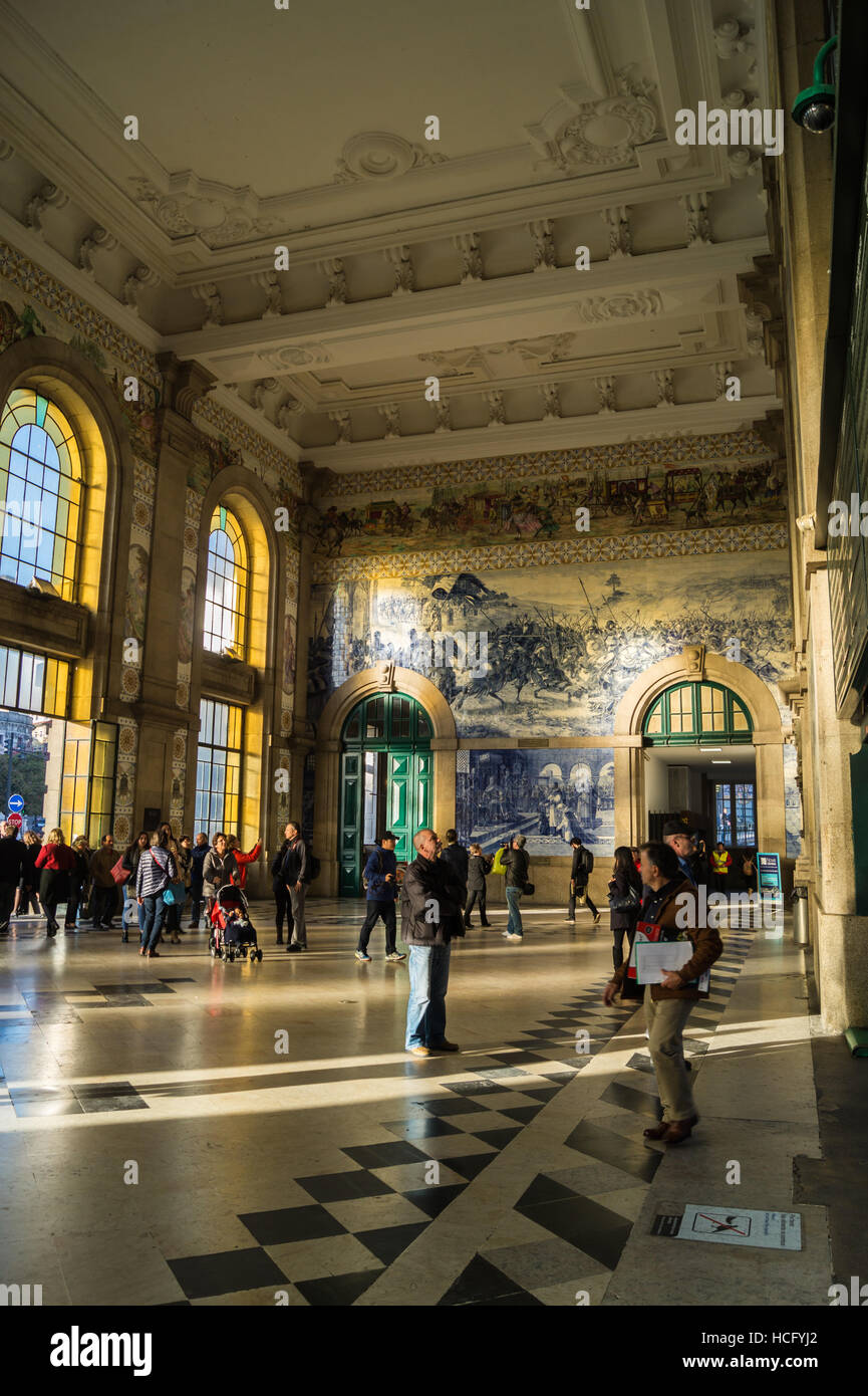 São Bento stazione ferroviaria, 1905-1916 da Josè da Silva, azulejo pannelli di piastrelle da Jorge Colaço, Praça Almeida Garrett Porto Portogallo Foto Stock