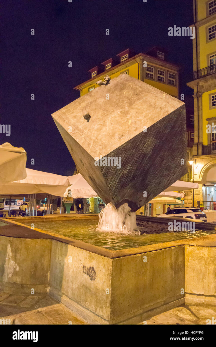 'O Cubo da Ribeira' di José Rodrigues, Praça da Ribeira, Porto, Portogallo Foto Stock