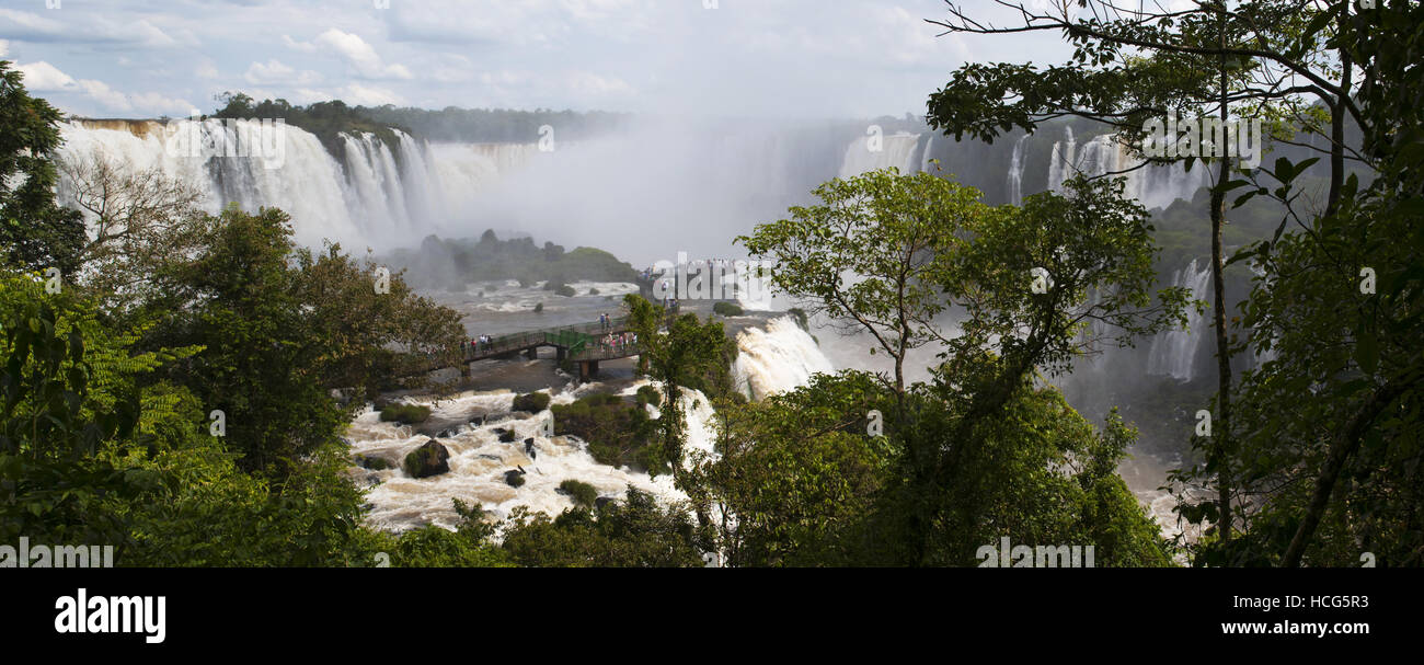 Iguazu: la verde foresta pluviale e la vista panoramica delle spettacolari Cascate di Iguassù, una delle più importanti attrazioni turistiche di America Latina Foto Stock