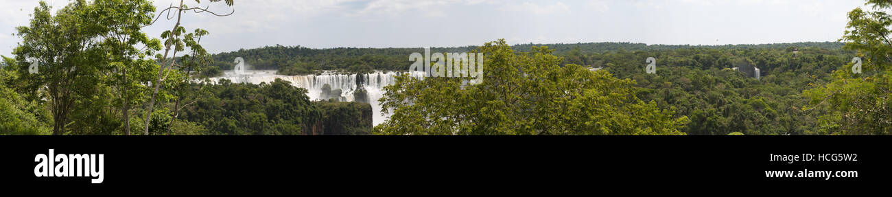 Iguazu: la verde foresta pluviale e la vista panoramica delle spettacolari Cascate di Iguassù, una delle più importanti attrazioni turistiche di America Latina Foto Stock