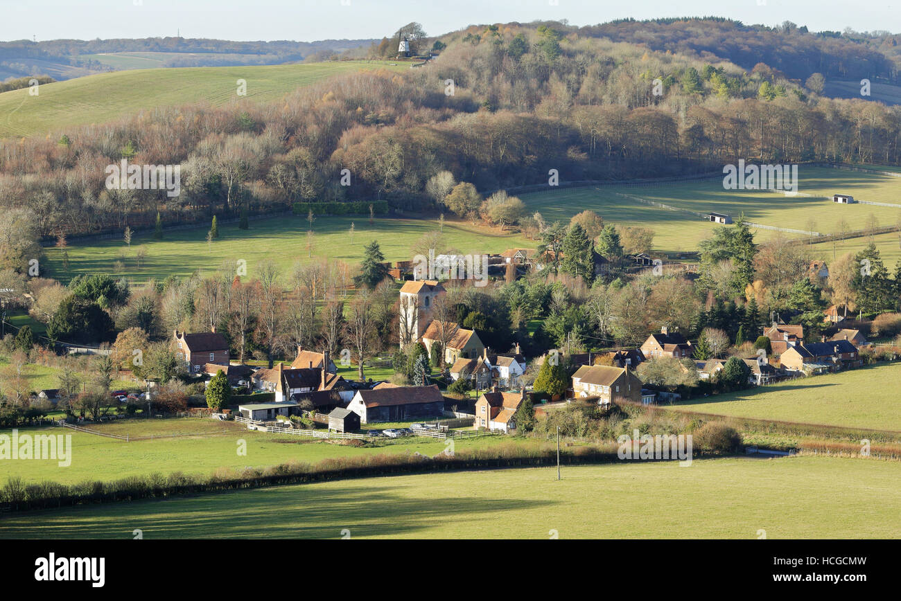 Paesaggio inglese che si affaccia sul borgo di Fingest nella Chiltern Hills e il mulino a vento sulla collina Foto Stock