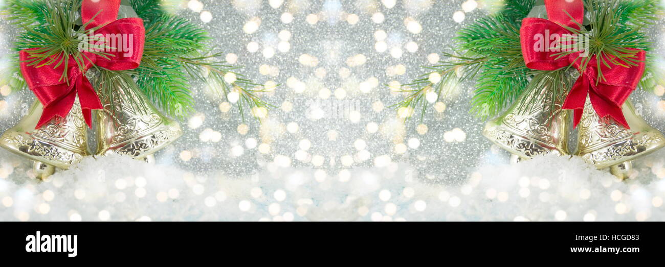 Due campane di Natale decorazione con luci festive Foto Stock