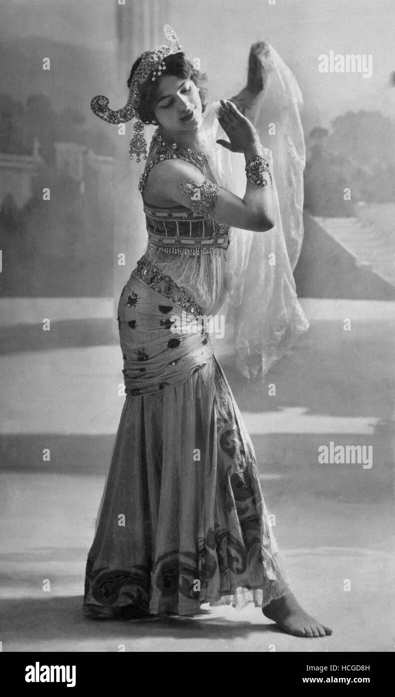 Ritratto di Mata Hari dancing - Margaretha Geertruida Zelle, noto come Grietje Zelle, noto come Mata Hari, era un olandese spy, ballerina e cortigiana (1876 1917), che è stato girato per spionaggio durante la Prima Guerra Mondiale. Foto Stock