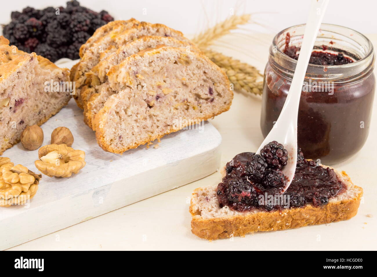 Nuovo blackberry jam sparsi su pane homebaked Foto Stock