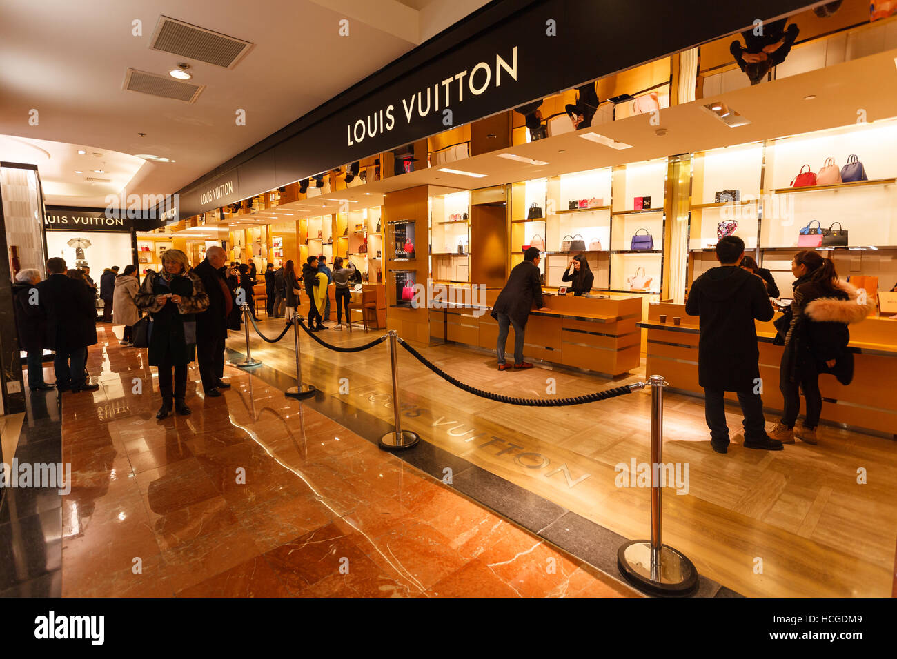 Immagini Stock - Parigi - 26 Dicembre: Louis Vuitton Negozio Sugli