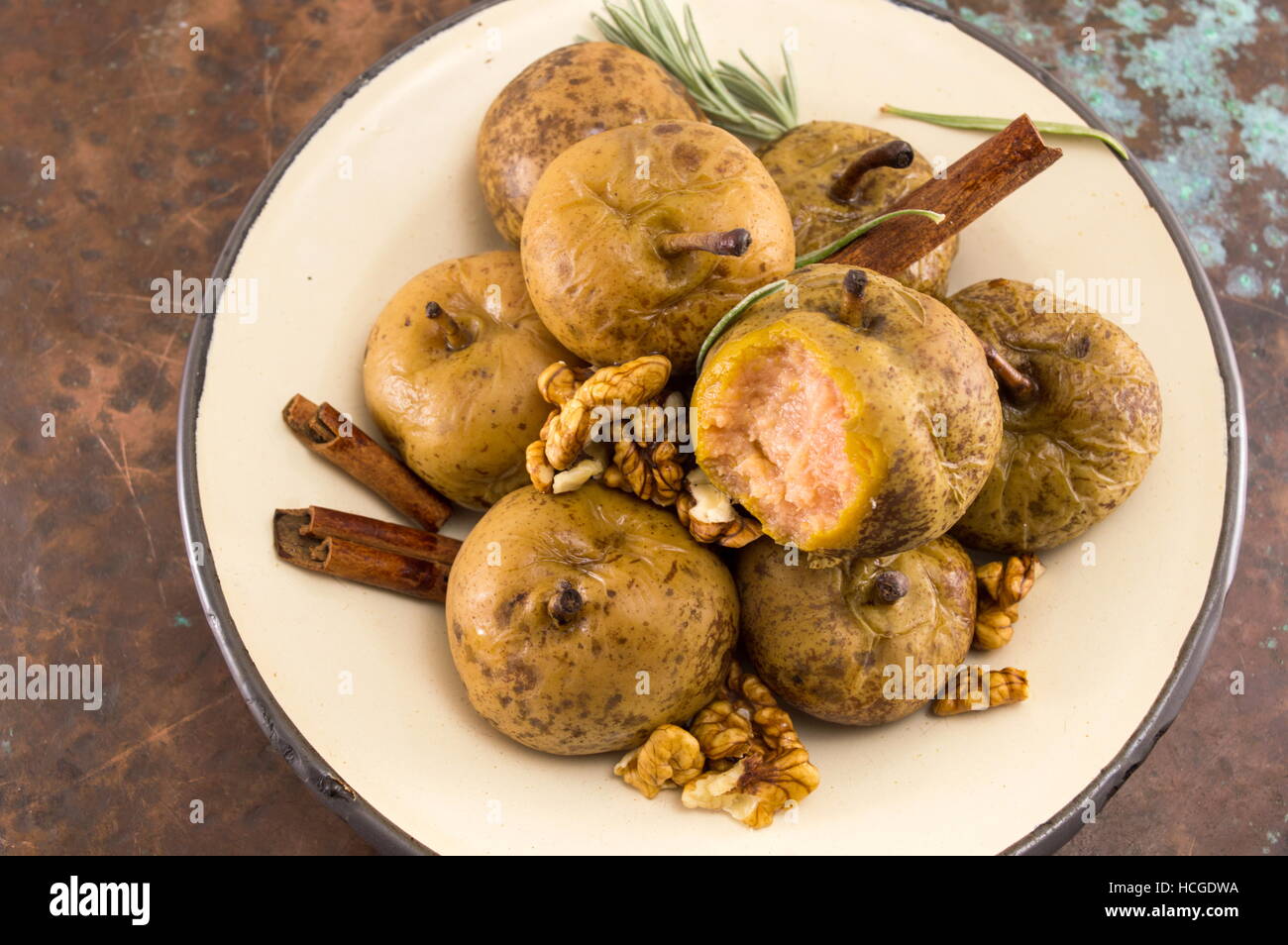Bollito di pere selvatiche con noci e cannella su una piastra Foto Stock