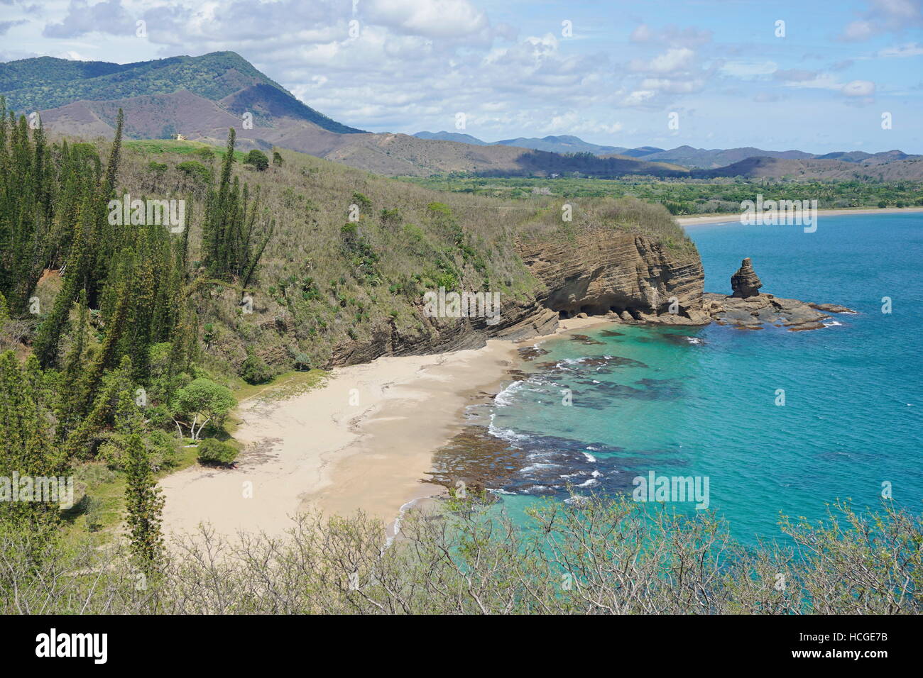 Il paesaggio costiero, Turtle Bay Beach e il Bonhomme in Bourail formazione di roccia, Grande Terre, Nuova Caledonia, Sud Pacifico Foto Stock