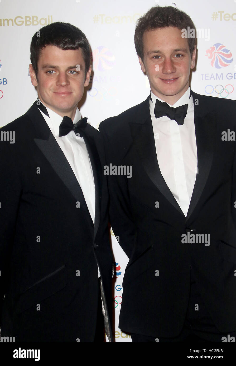 30 nov 2016 - Jonathan Brownlee (L) e Alistair Brownlee frequentando Team GB Palla a Battersea Evolution in London, England, Regno Unito Foto Stock