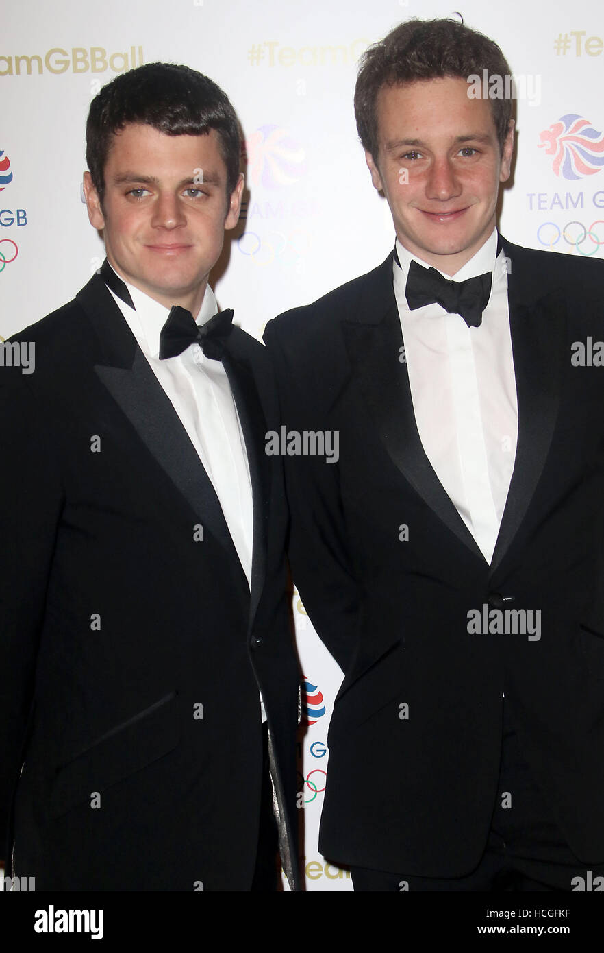 30 nov 2016 - Jonathan Brownlee (L) e Alistair Brownlee frequentando Team GB Palla a Battersea Evolution in London, England, Regno Unito Foto Stock