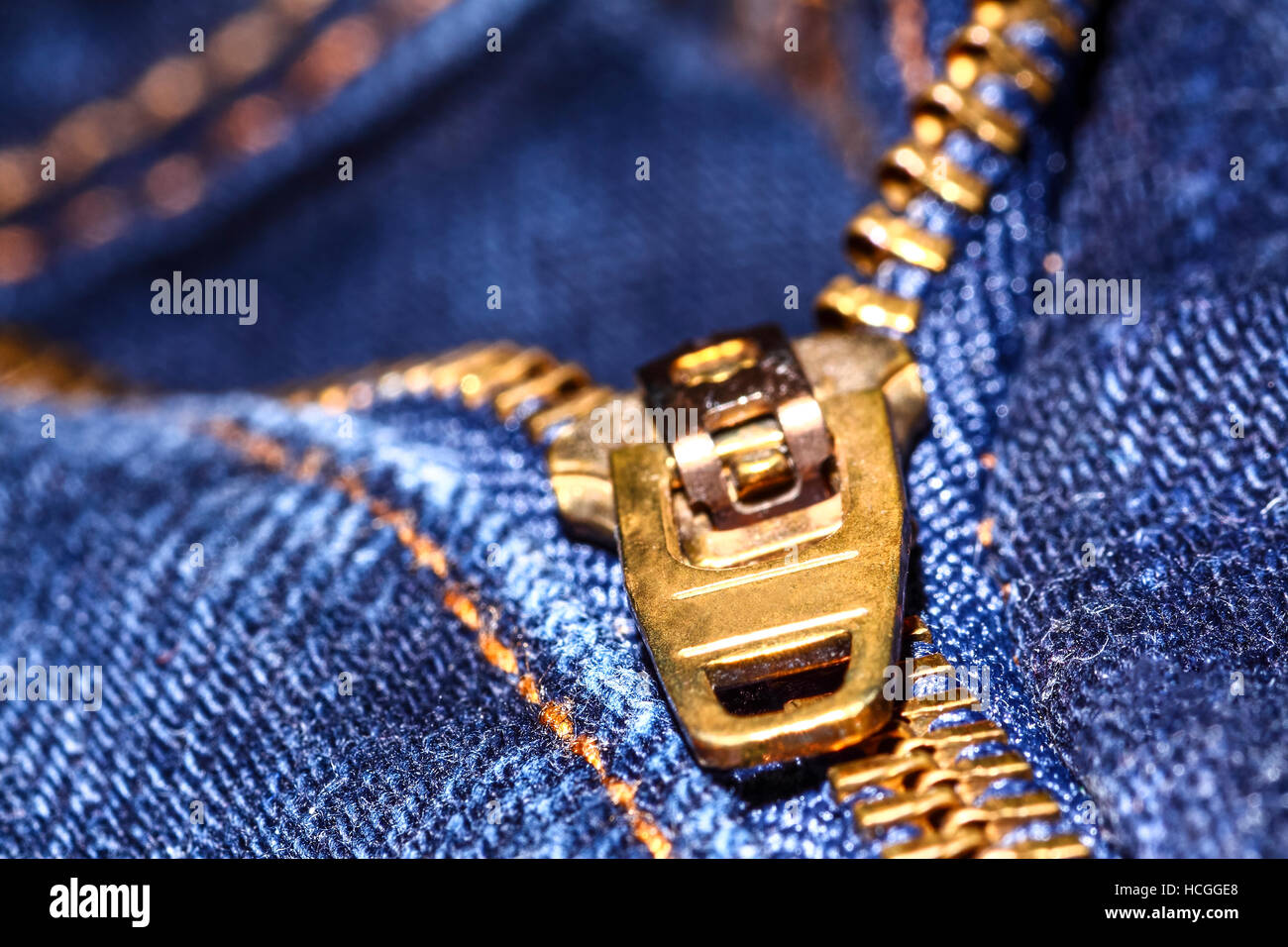 Zip (zipper) sul blu di cotone tessuto materiale denim Foto Stock