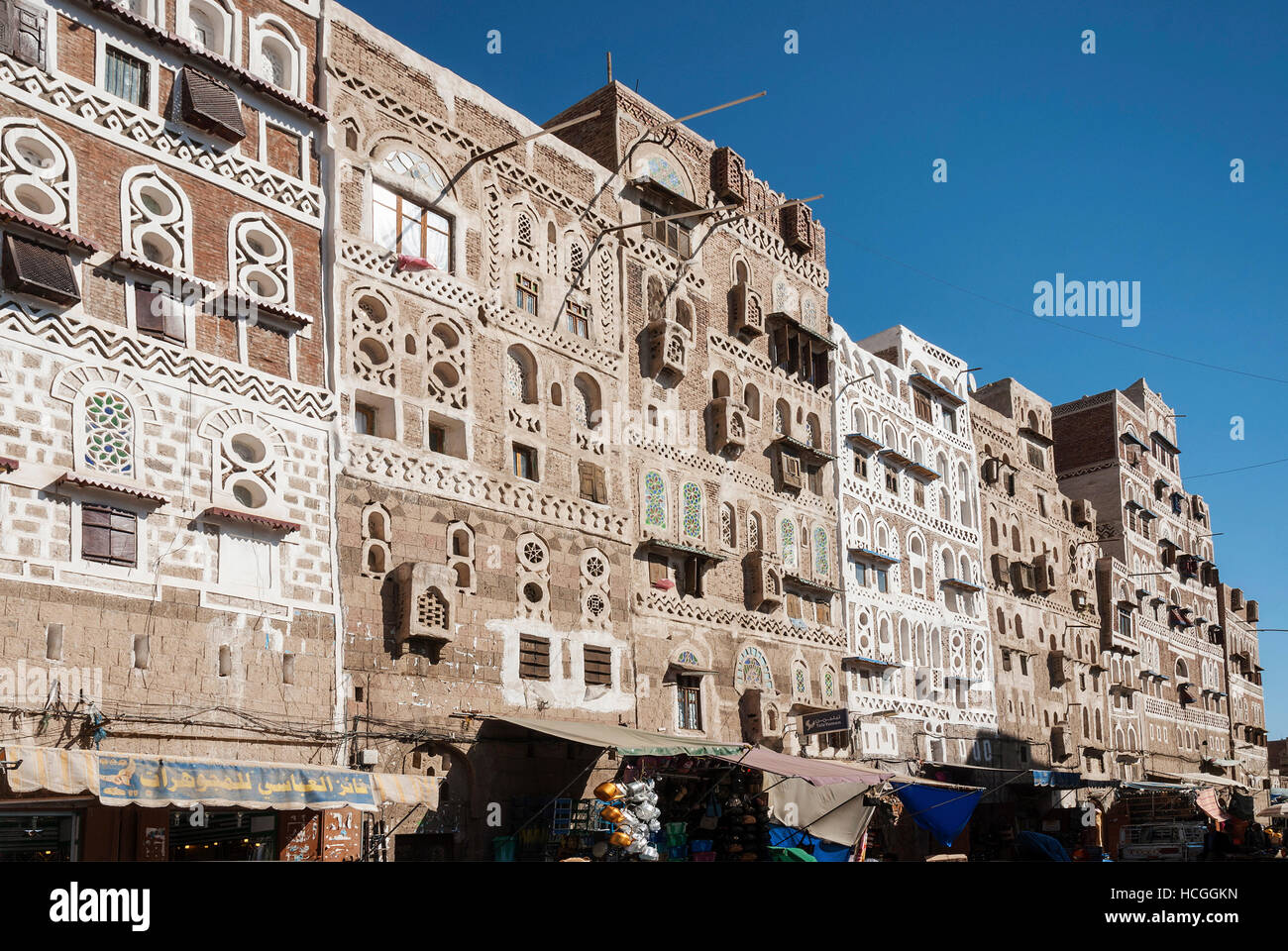 Sanaa città vecchia architettura tradizionale edifici pietra miliare vista in Yemen Foto Stock