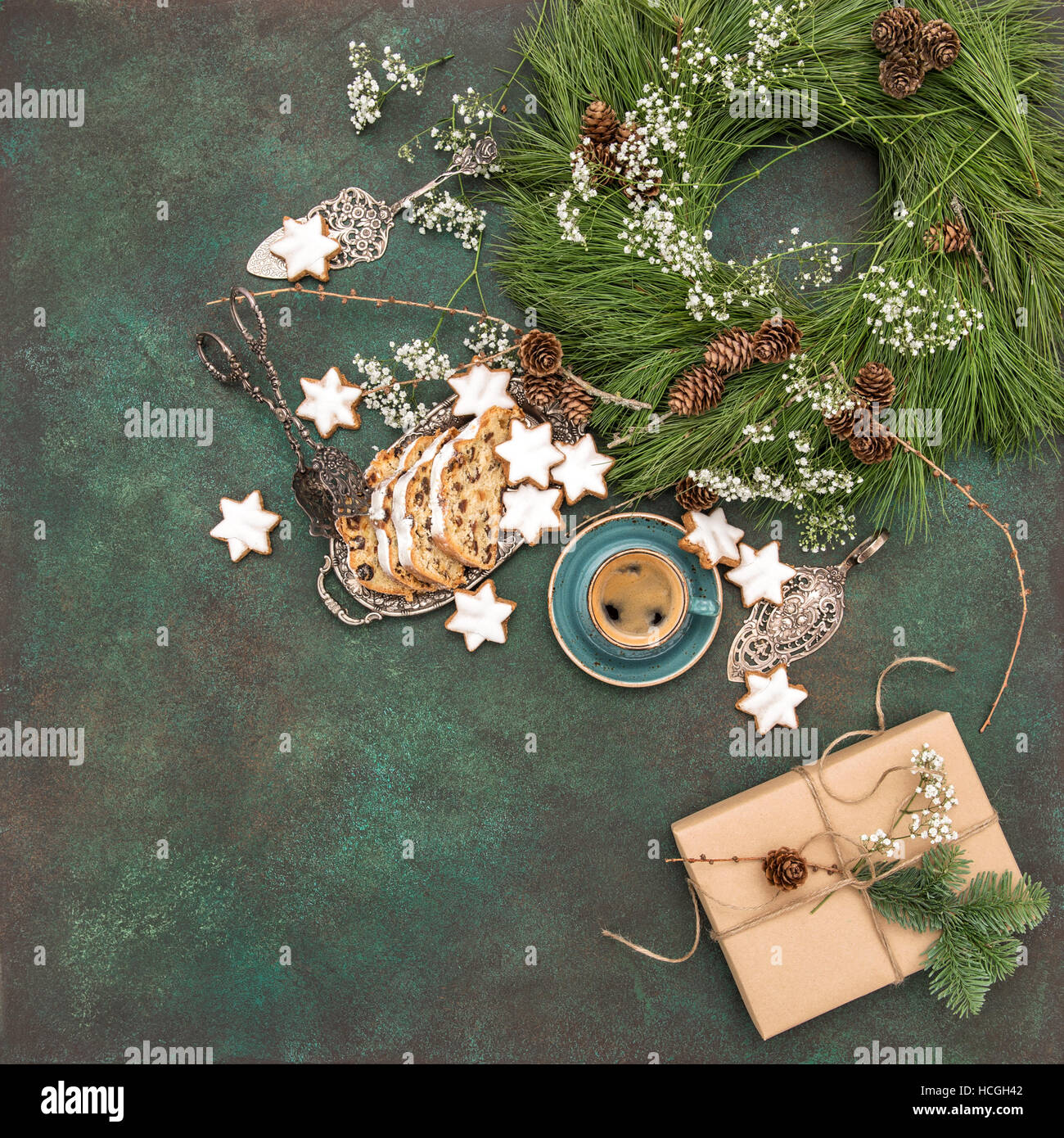 Torta di Natale Stollen star cookies, caffè e decorazione. Vacanze a sfondo alimentare Foto Stock