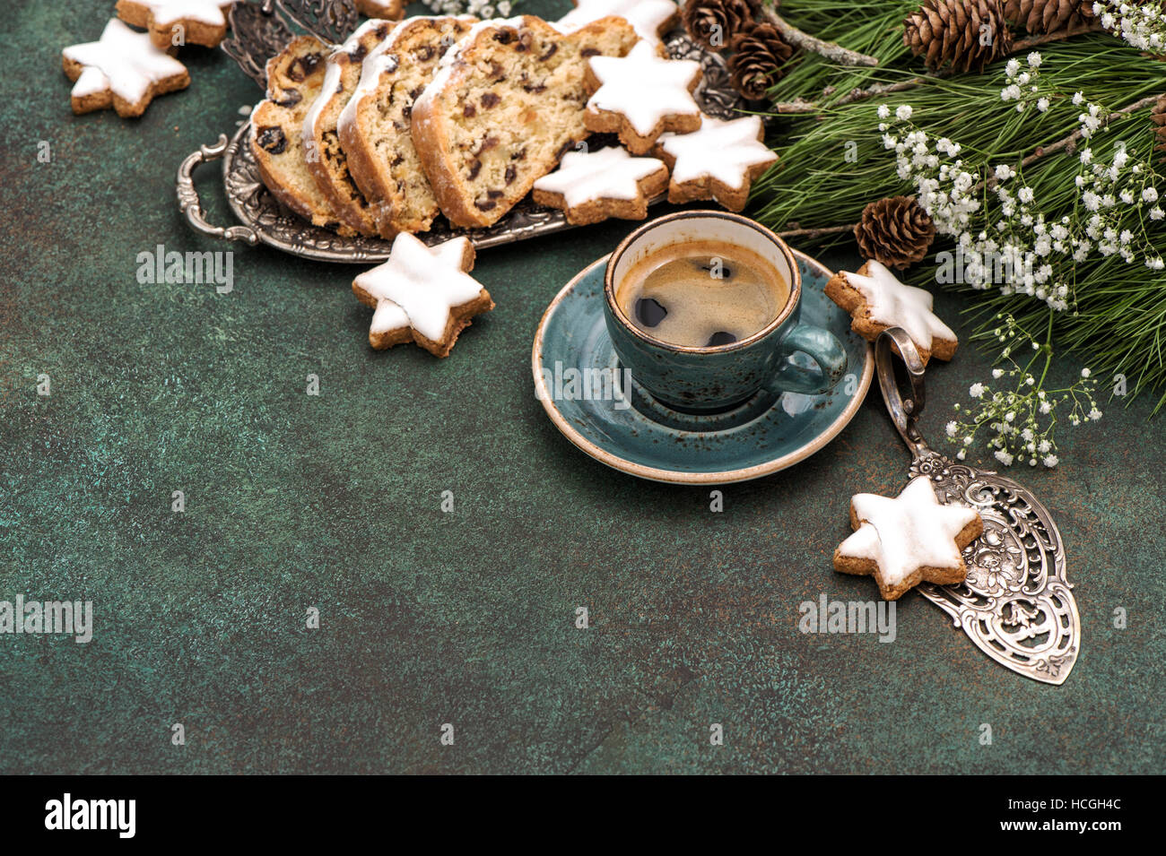 Tradizionale dolce di Natale lo Stollen, biscotti, caffè e decorazione. Vacanze a sfondo alimentare Foto Stock