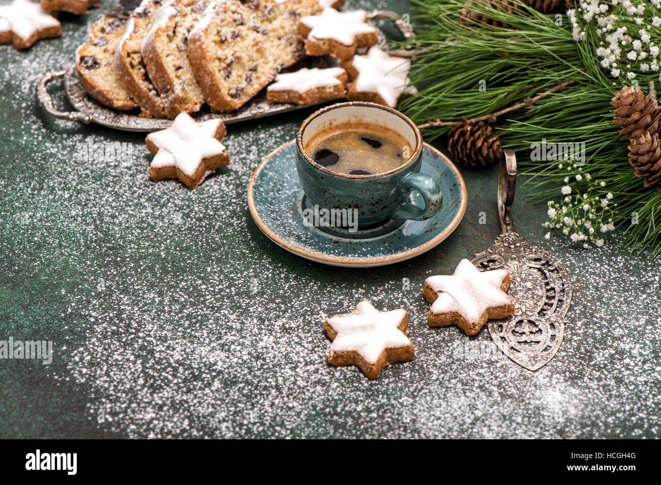 Caffè, tradizionale dolce di Natale di Stohlen, cookie, pino rami. Vacanze cibo Foto Stock