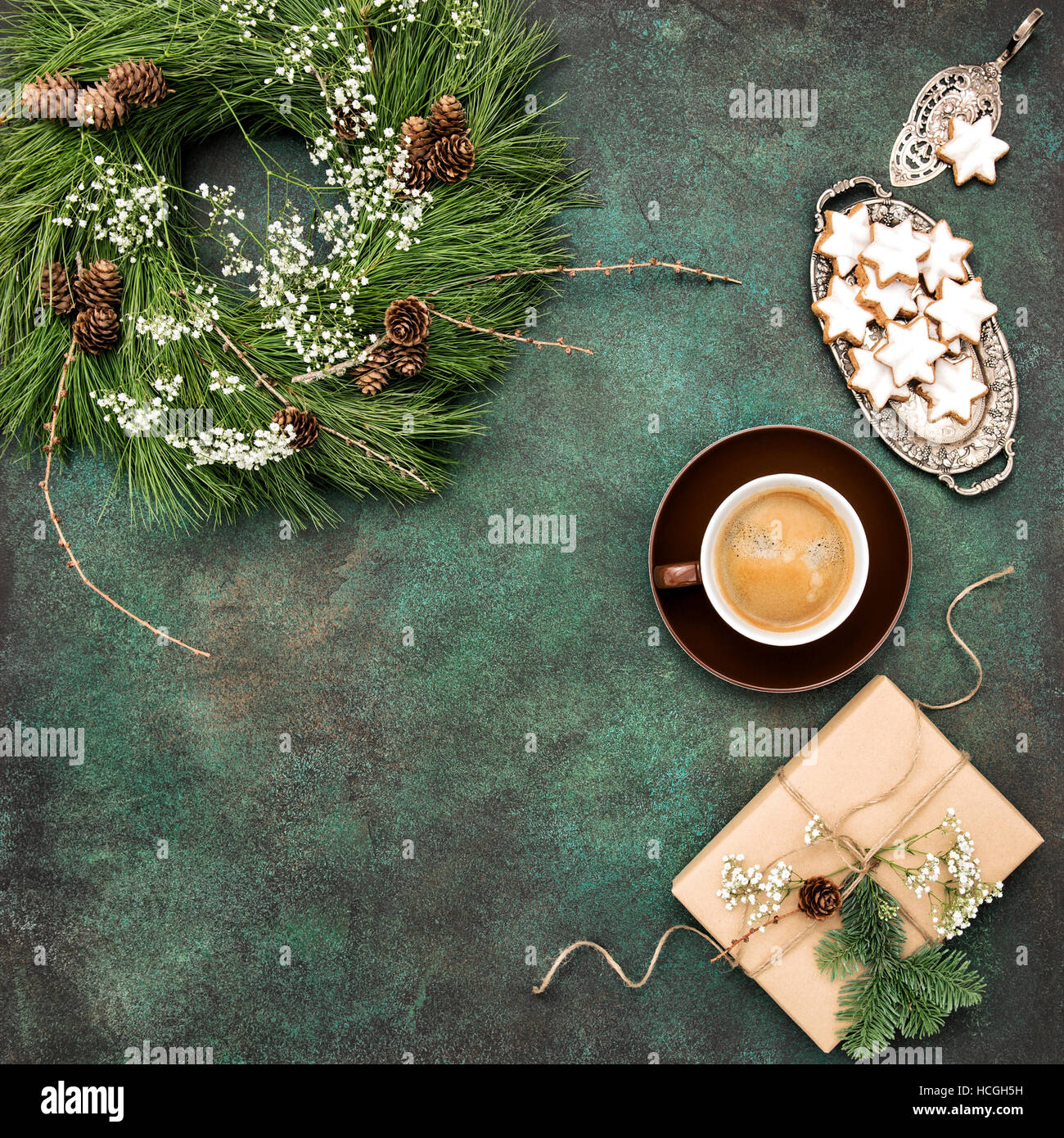 Ghirlanda di Natale, stella biscotti, caffè e avvolto il dono. In stile vintage tonica foto Foto Stock