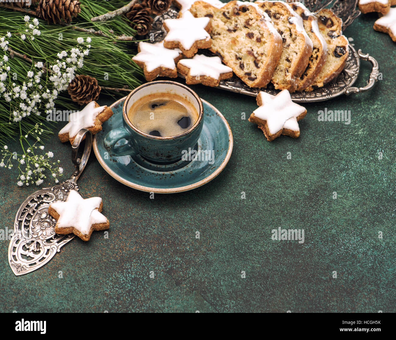 Tradizionale Natale Stollen, biscotti, caffè e decorazione. Vacanze cibo. In stile vintage tonica foto Foto Stock