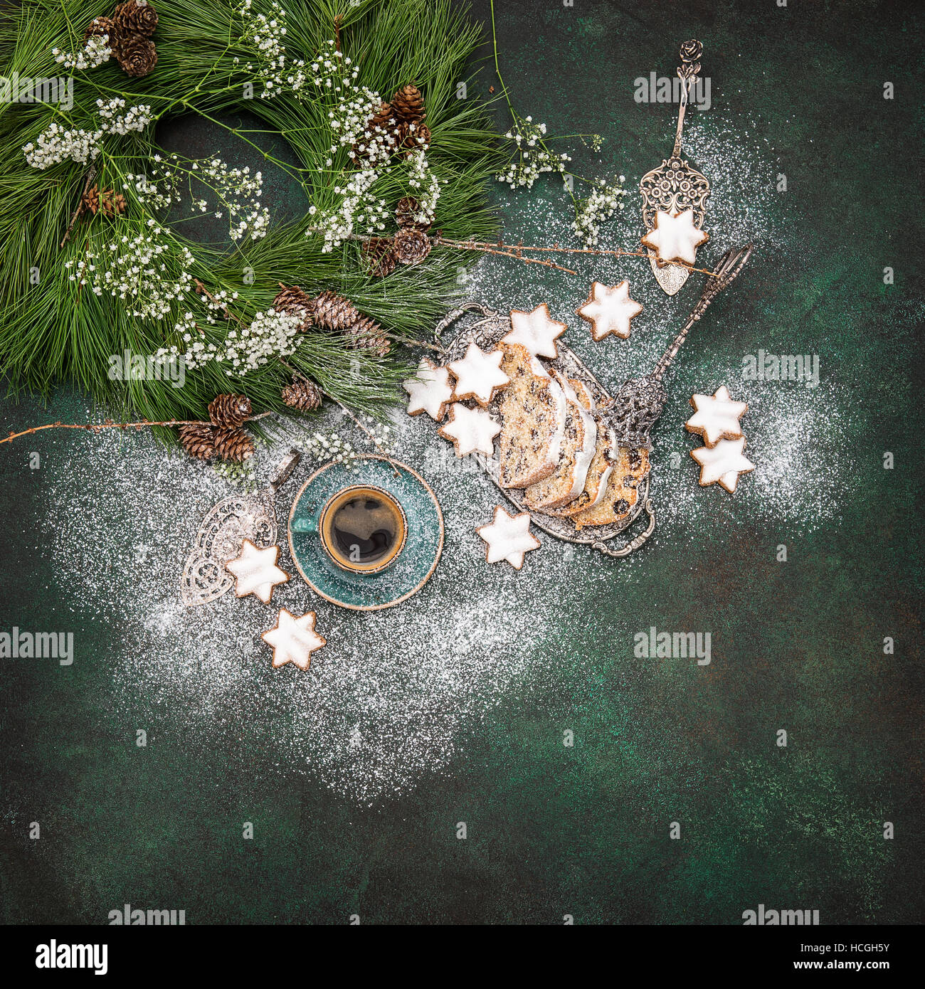Dolce natalizio stella alimentari biscotti, caffè e decorazione. In stile vintage tonica foto Foto Stock