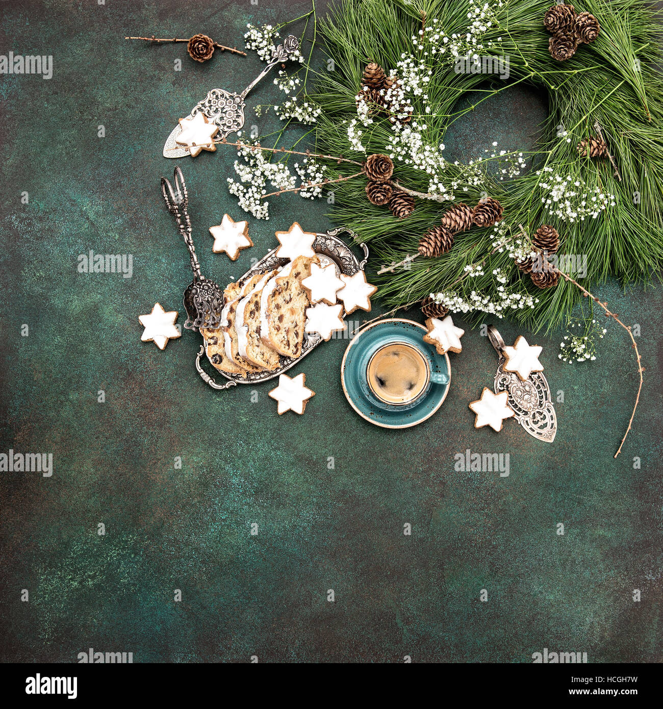 Dolce natalizio stella di alimentare i cookie, torta Stollen, caffè e decorazione. Vacanze a sfondo pietra color turchese. In stile vintage tonica foto Foto Stock