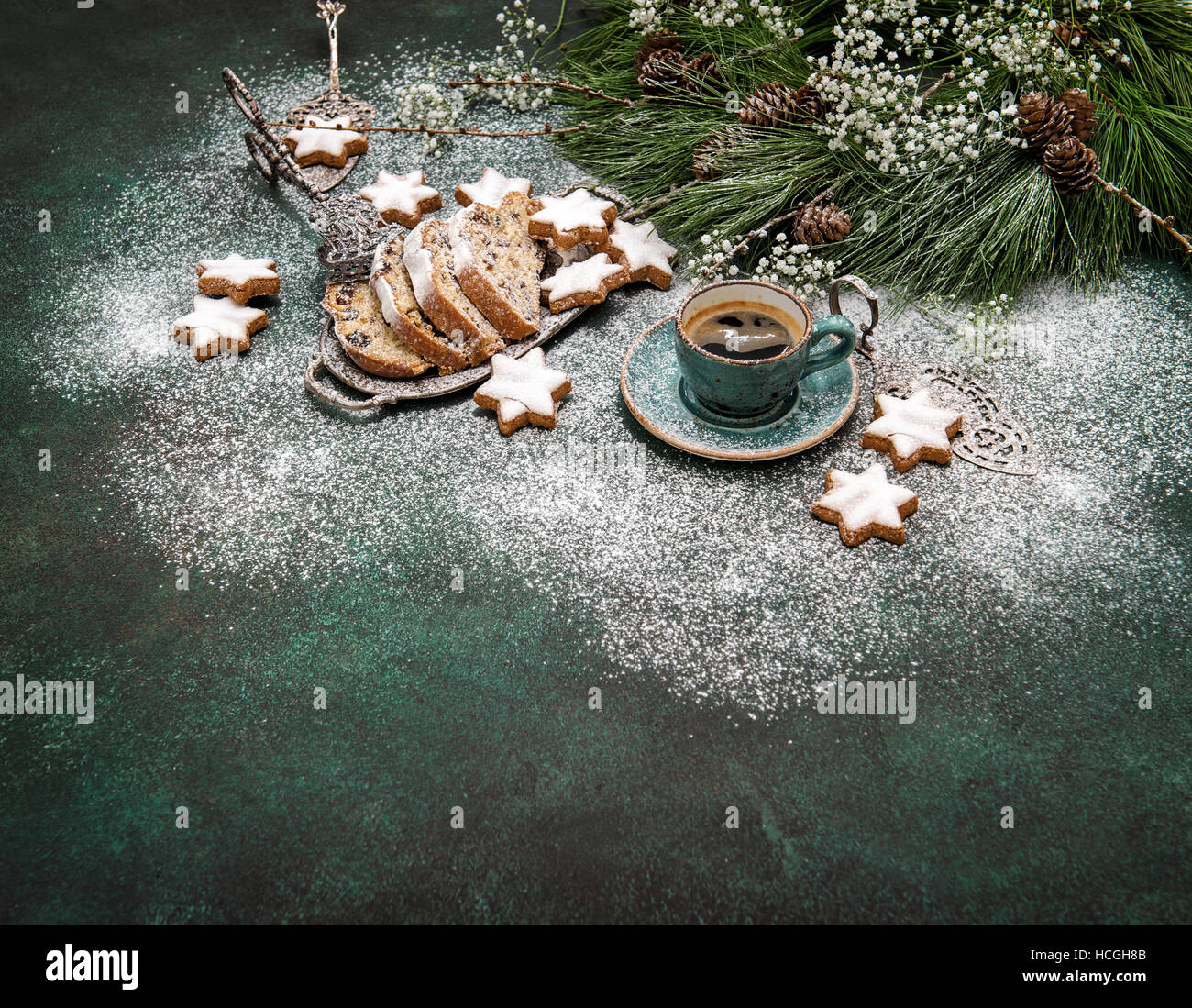 Dolce natalizio stella di alimentare i cookie, torta Stollen, caffè e decorazione. Vacanze a sfondo stile vintage tonica Foto Stock