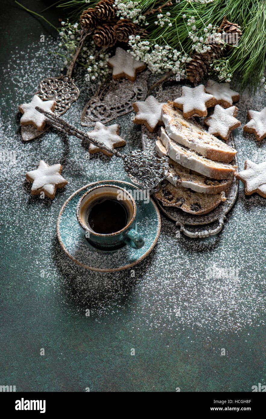 Caffè, tradizionale Natale Stollen, cookie, pino rami. Festive Impostazione tabella Foto Stock
