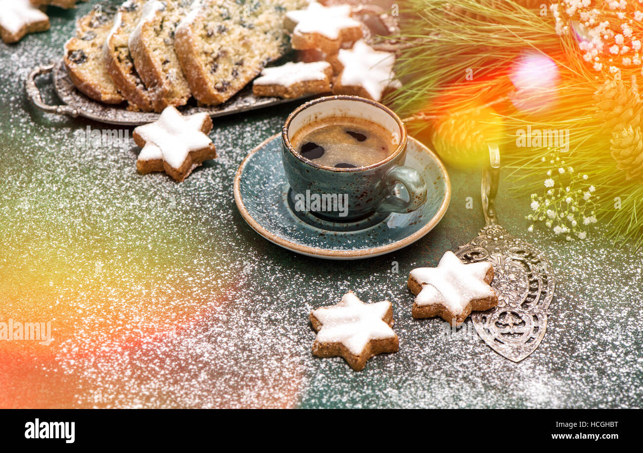 Caffè, tradizionale Natale Stollen, cookie, pino rami. In stile vintage tonica immagine con perdite della luce Foto Stock