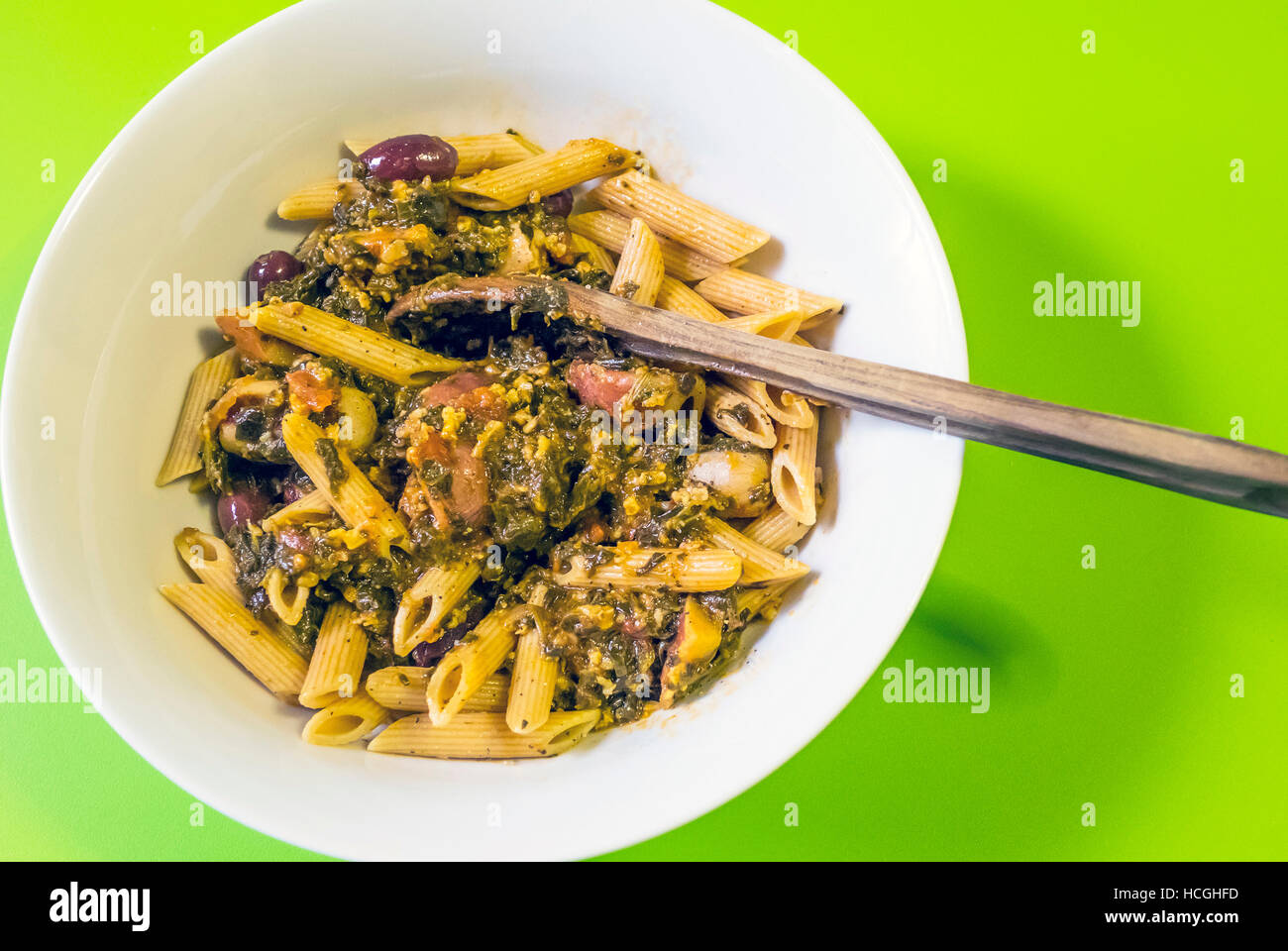 Penne pasta con spinaci Foto Stock
