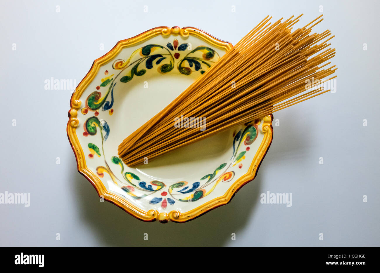 Crudo Intero secco spaghetti di grano in un raffinato Coppa Italiana Foto Stock