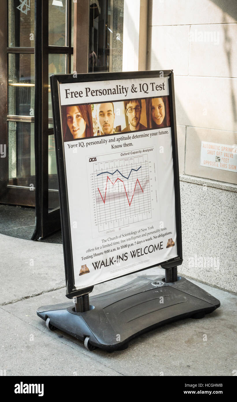 Scheda di pubblicità al di fuori della Chiesa di Scientology in New York, pubblicità personalità e IQ test Foto Stock