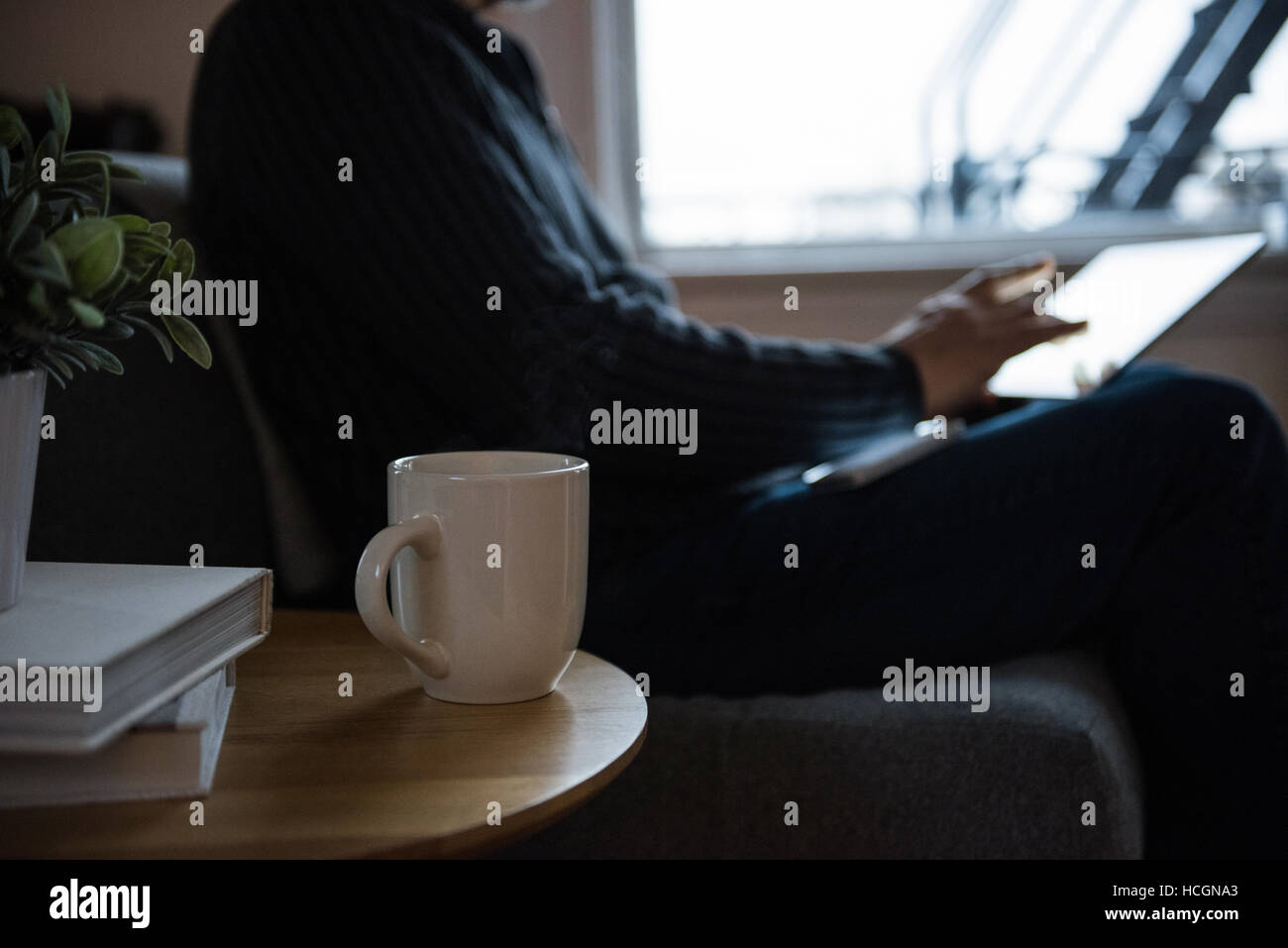 Libri e tazza di caffè su uno sgabello Foto Stock