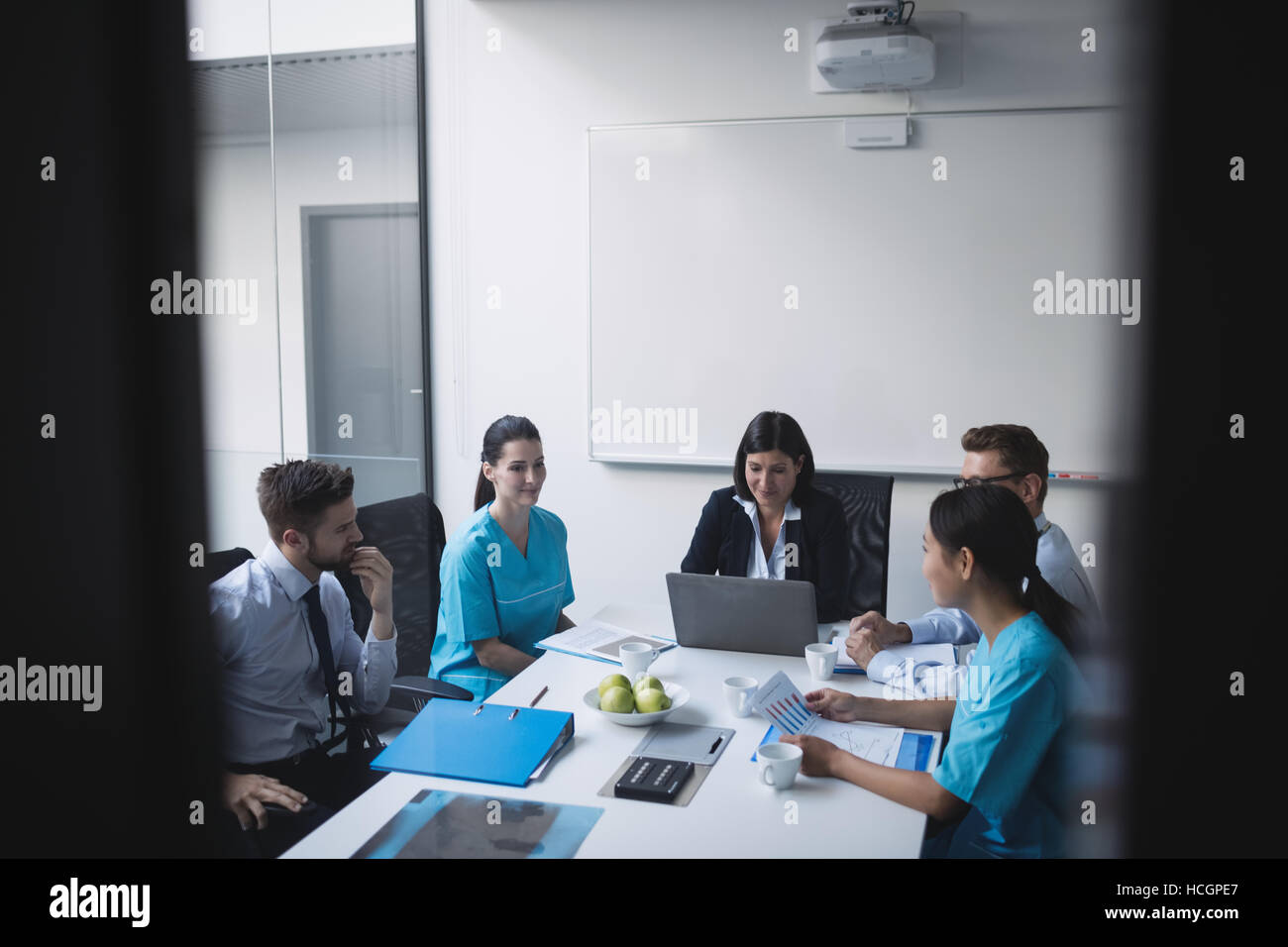 Team di medici in una riunione Foto Stock