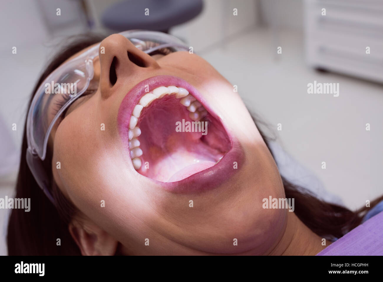 Paziente femmina di ricevere un trattamento dentale Foto Stock