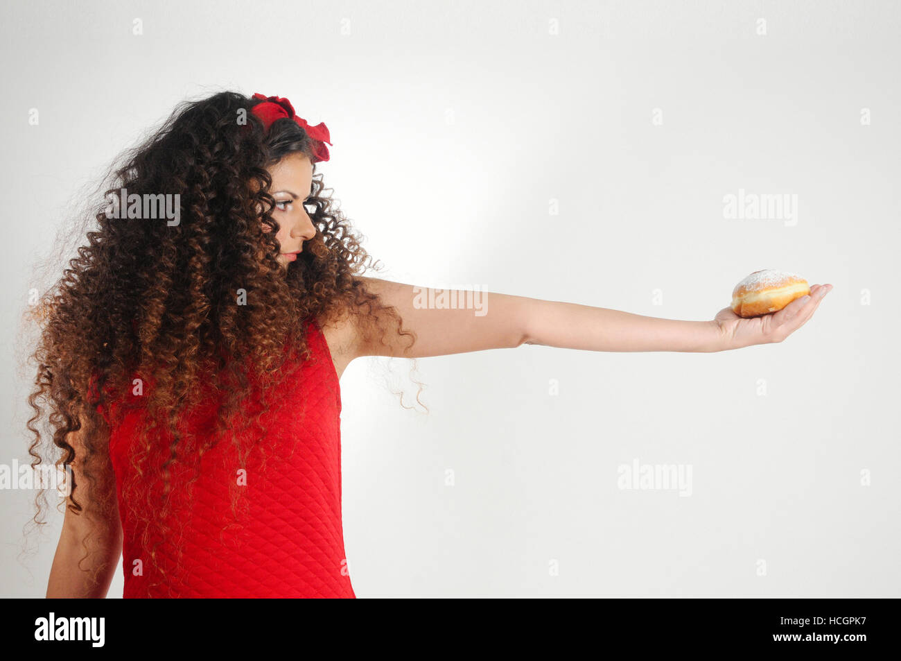 Donna con Chanukkà bomboloni Foto Stock