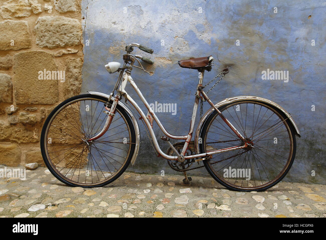 Vecchia moto vintage in strada, contro la parete di blu Foto Stock