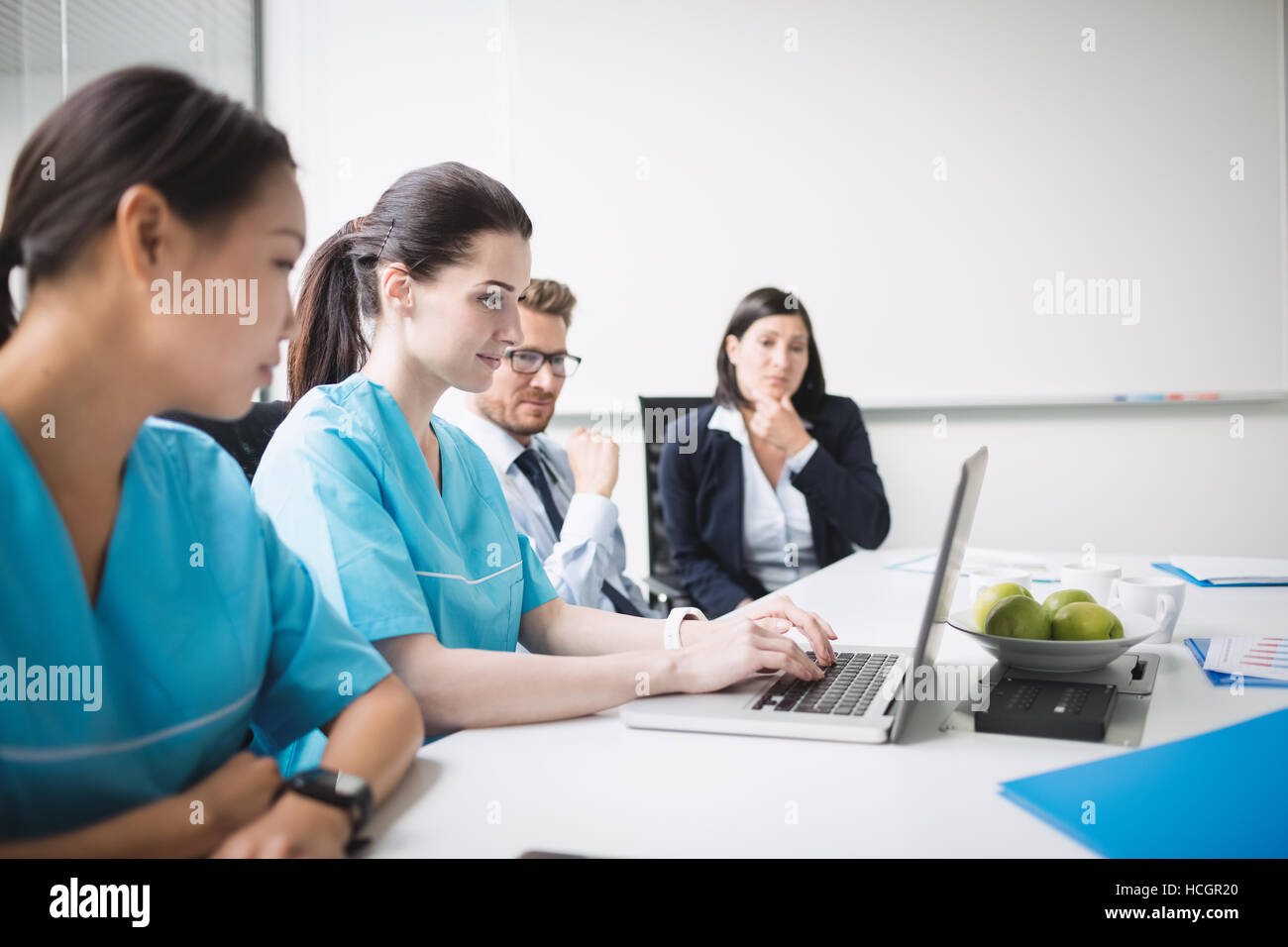 Team di medici in una riunione Foto Stock