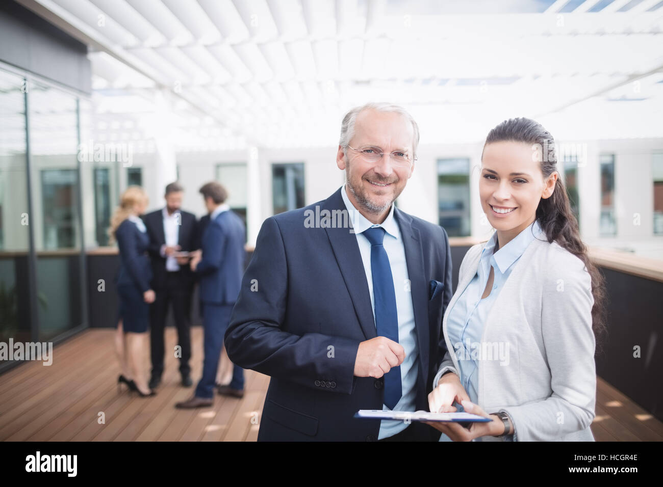 Imprenditore discutendo su documento con un collega Foto Stock