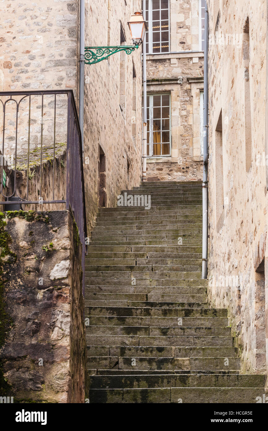 Una scala di pietra nella città vecchia di Le Mans, in Francia. Foto Stock