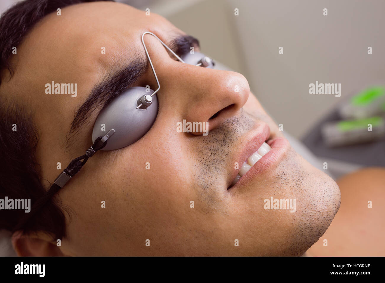 Paziente laser da indossare gli occhiali di protezione Foto Stock