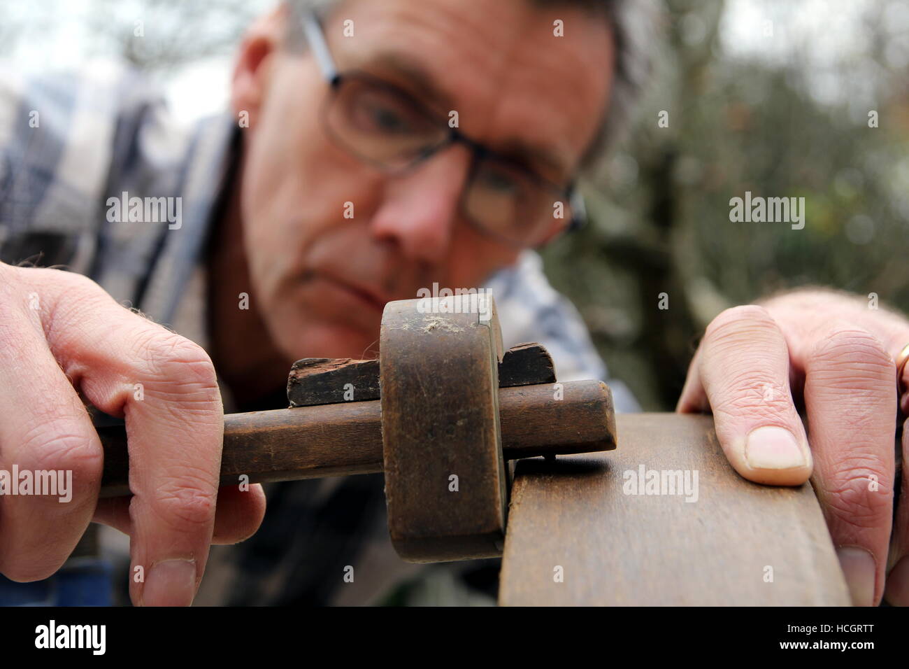 Falegname tradizionale utilizzando in ottone antico e legno truschino Foto  stock - Alamy