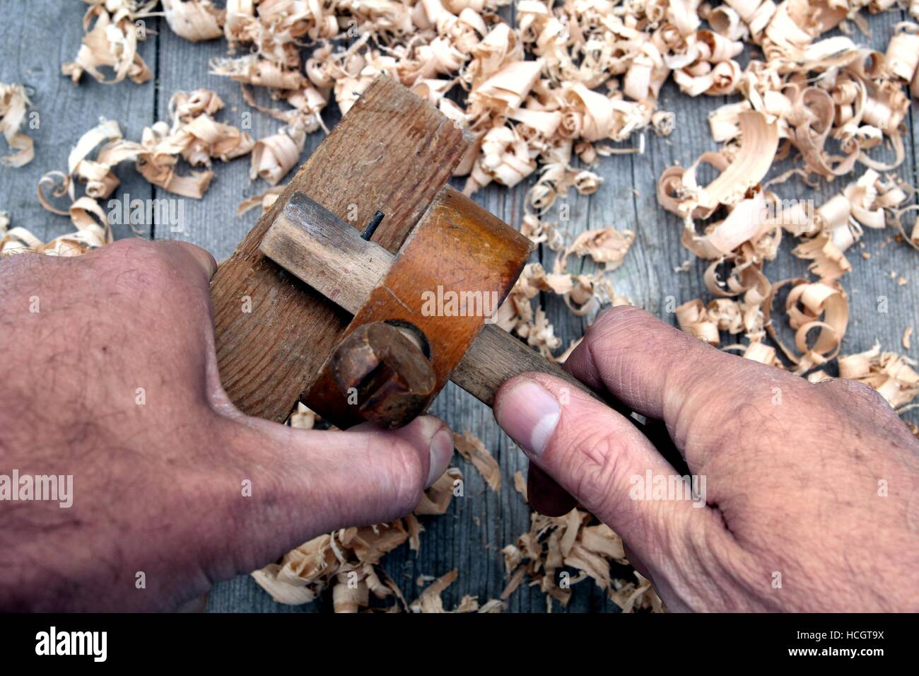Falegname tradizionale utilizzando legno di antiquariato truschino Foto  stock - Alamy