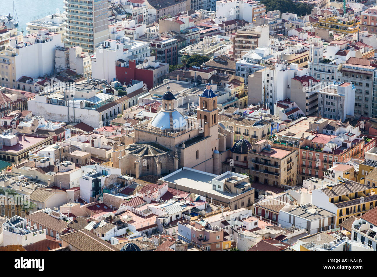 Castello di Santa Barbara, Castell de la Santa Bàrbara, Alicante, Spagna, cityscape con la chiesa Foto Stock